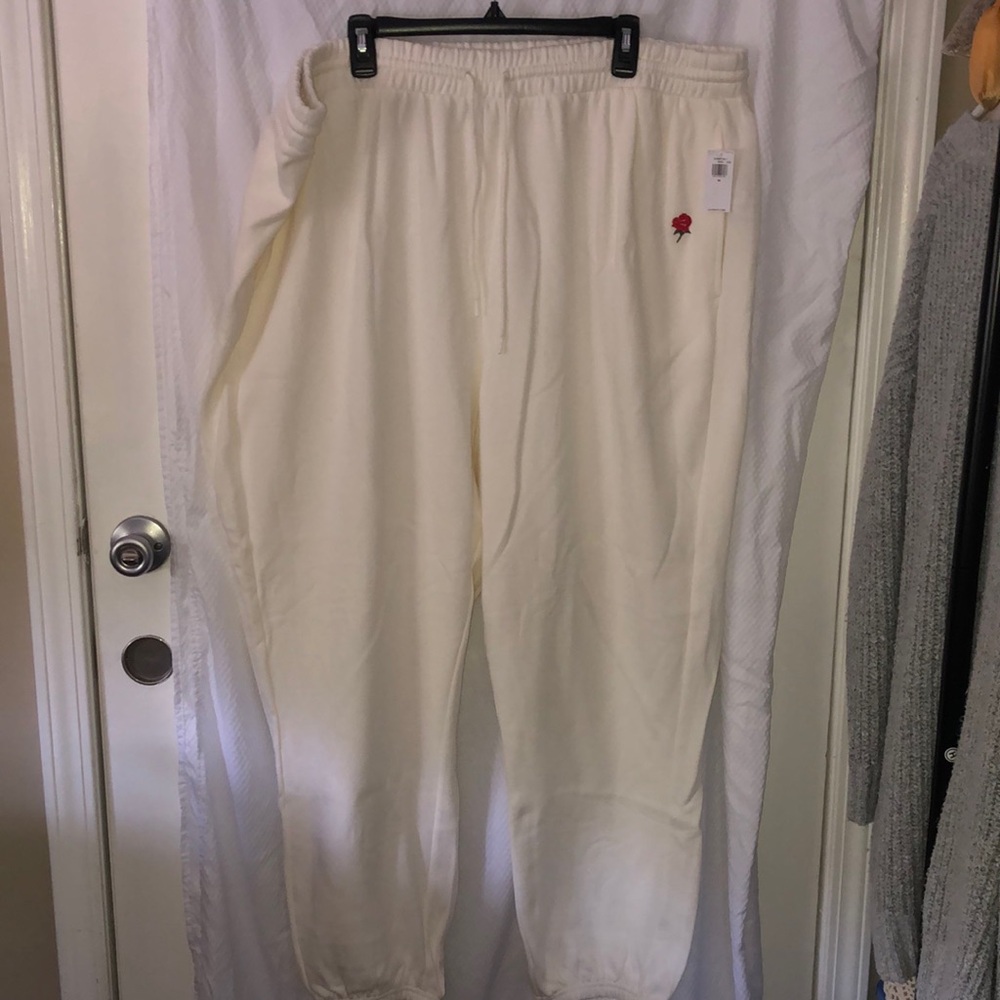 NWT Old Navy Off White Valentine’s Day Rose Jogger So Comfy Sweatpants in 3x